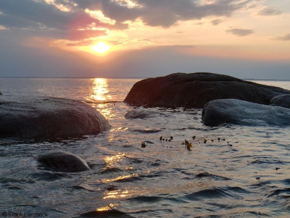 Steine im Wasser an der Küste von Rügen